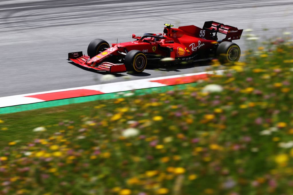 Max Verstappen 1:03.841, Valtteri Botas 1:04.035 y Lewis Hamilton 1:04.067 fueron los tres pilotos que saldrán al frente el día de mañana en Austria.