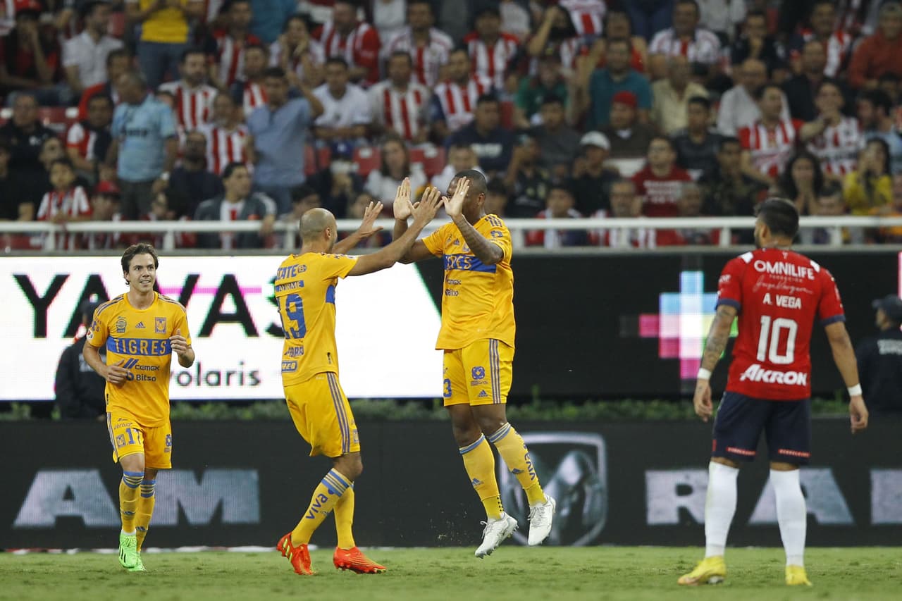 Afición de Chivas da recibimiento de locura en la Ciudad de México