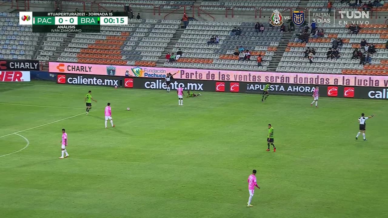 Arranca el partido y la pelota está en juego.