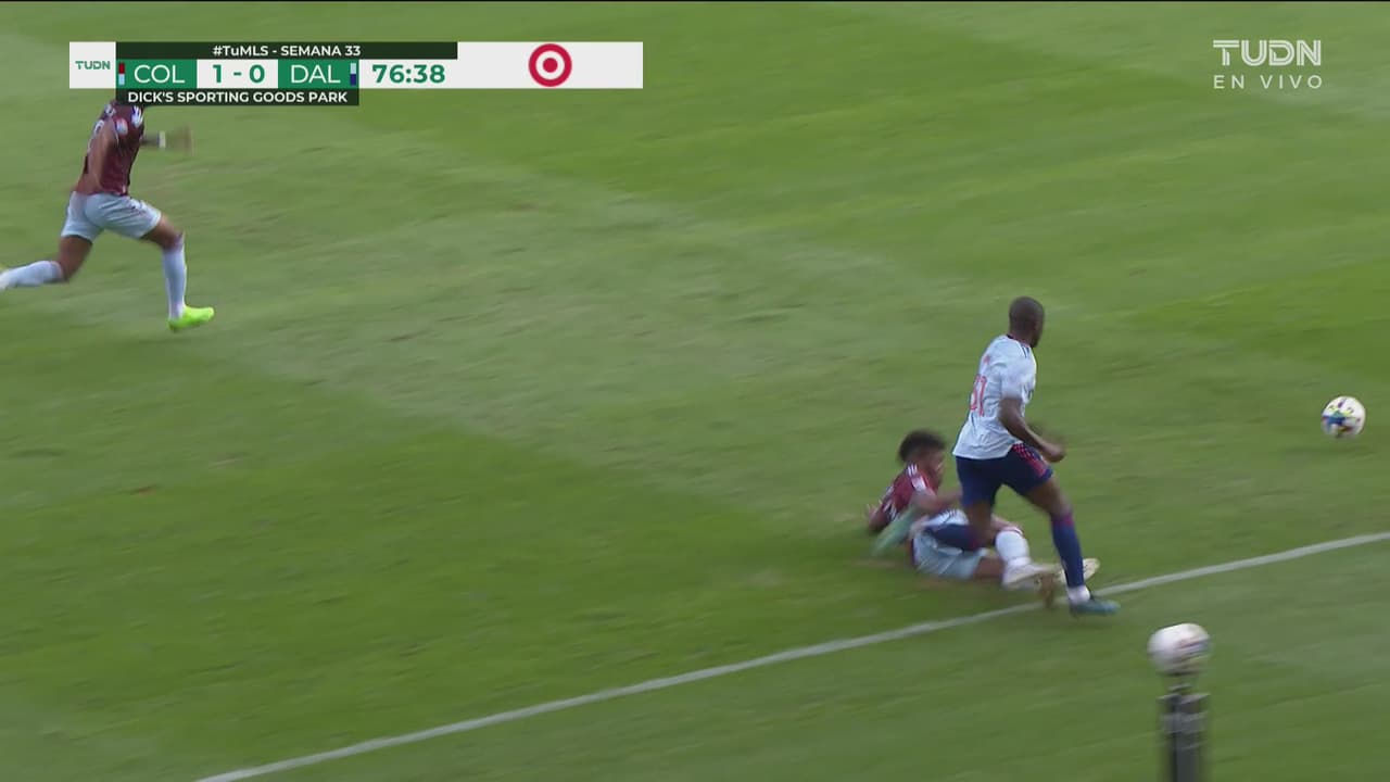 ¡Se olvida del balón! Vallecilla es expulsado por una dura entrada