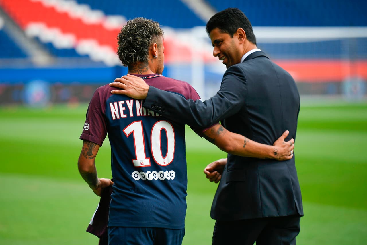 Las directivas del equipo francés le prometieron al brasileño apoyarlo en su camino al Balón de Oro, con un equipo competitivo, siempre y cuando él los liderara al título de Champions League.