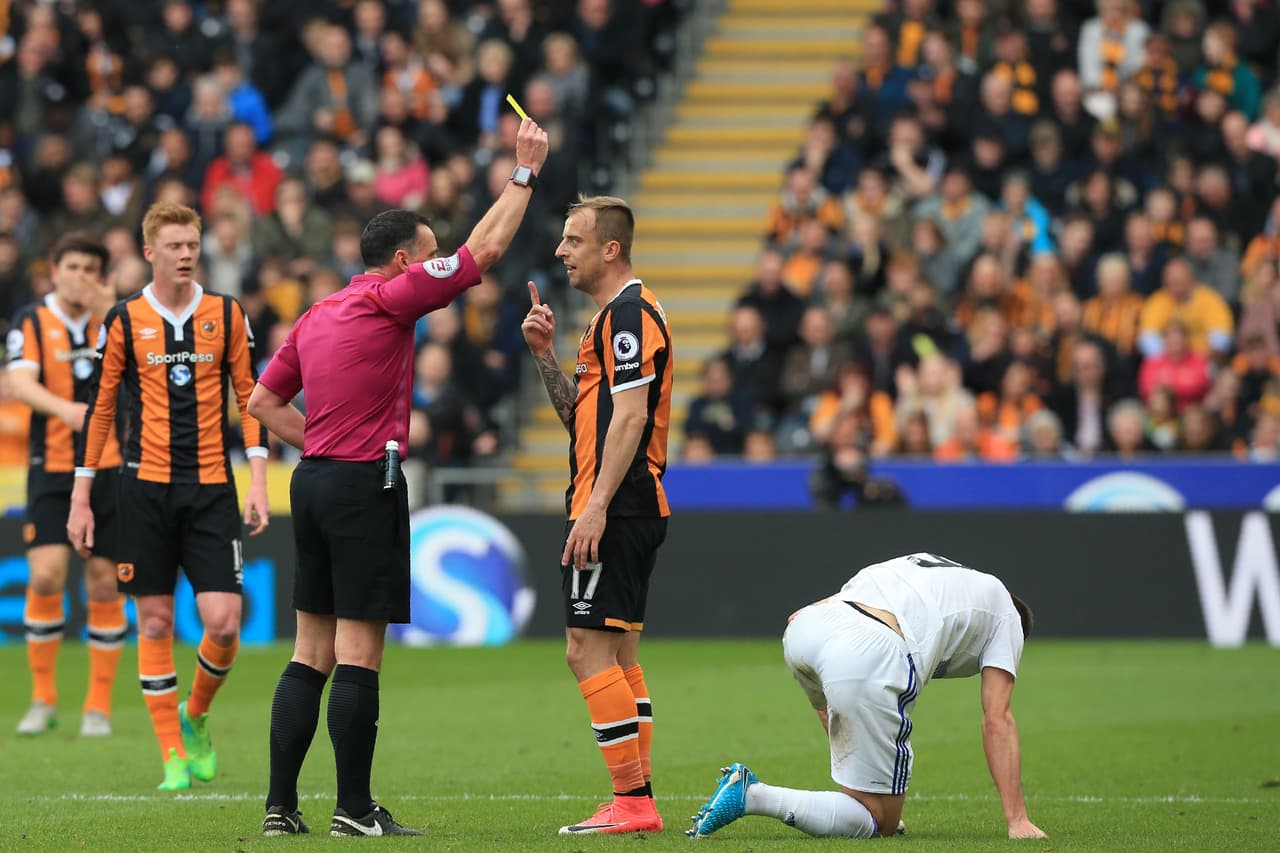 El fútbol de Inglaterra castigará los 'clavados' en el área