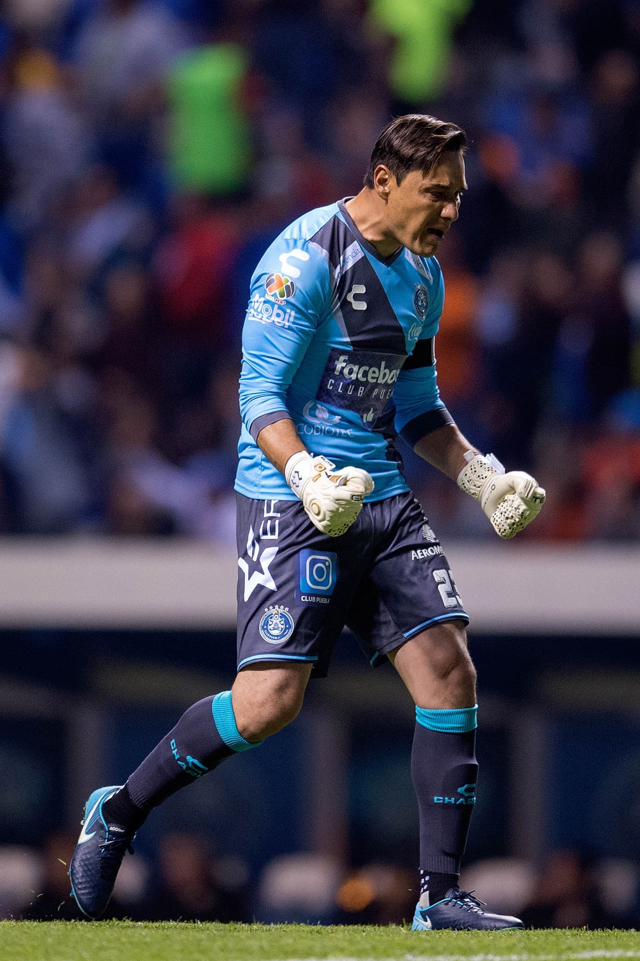Así, a los 26 minutos de partido, Brayan Angulo aprovechó un rechace de Nahuel Guzmán para mecer las redes y Puebla ya ganaba 1-0.