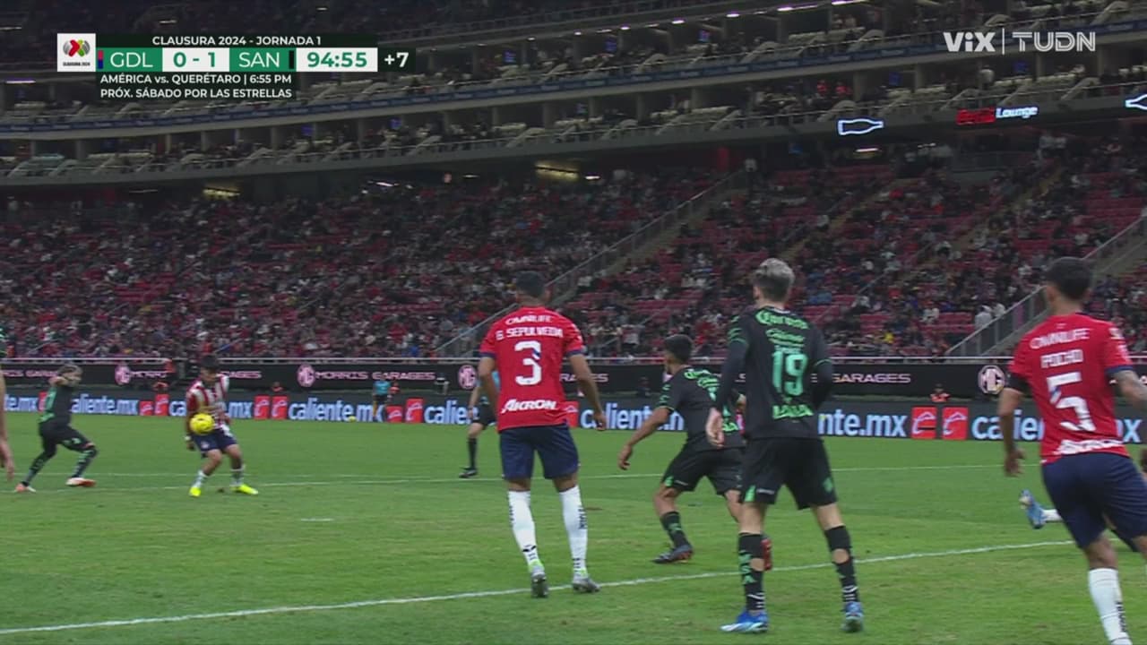 ¡Ya son tres! Se quita el empate de Chivas por una mano de Gael