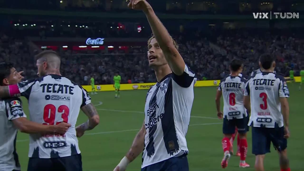 ¡Golazo de Rayados! ¡Zurdazo letal de Sergio Canales destruye la portería!