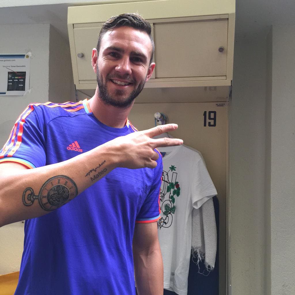Miguel Layún, jugador de Rayados, tiene el nombre de su hijo Mateo y un reloj de bolsillo en su brazo derecho, entre otros que fueron diseñados por su esposa.