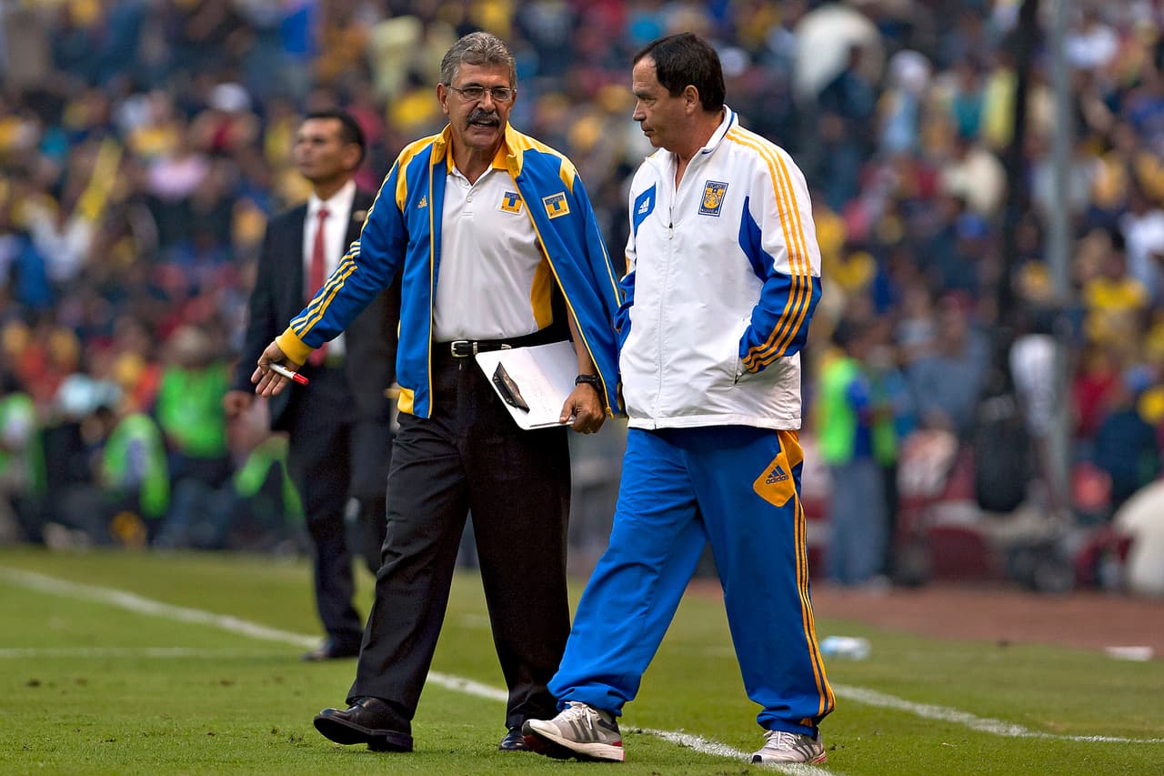 En partidos de esta índole jugados en el Estadio Azteca, 'Tuca' ha vencido a los emplumados en cuatro ocasiones, con dos empates y cuatro descalabros.