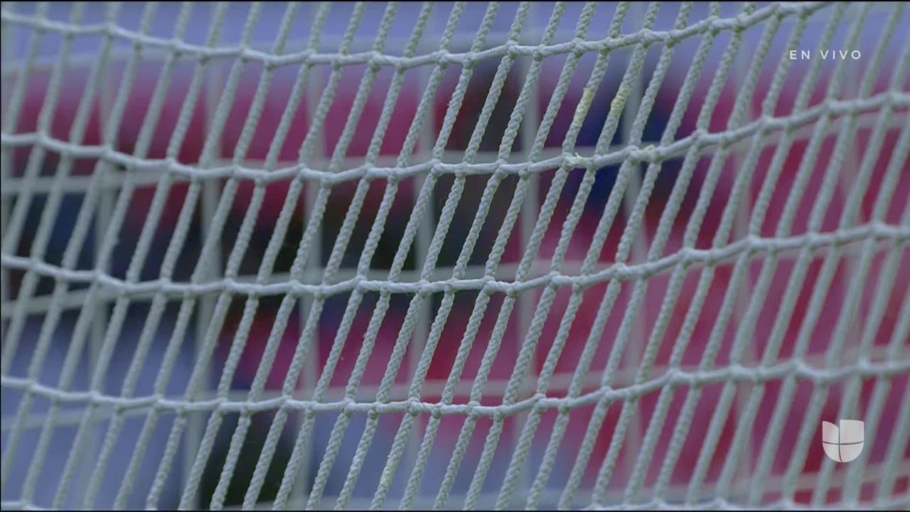 Arranca el partido y la pelota está en juego.