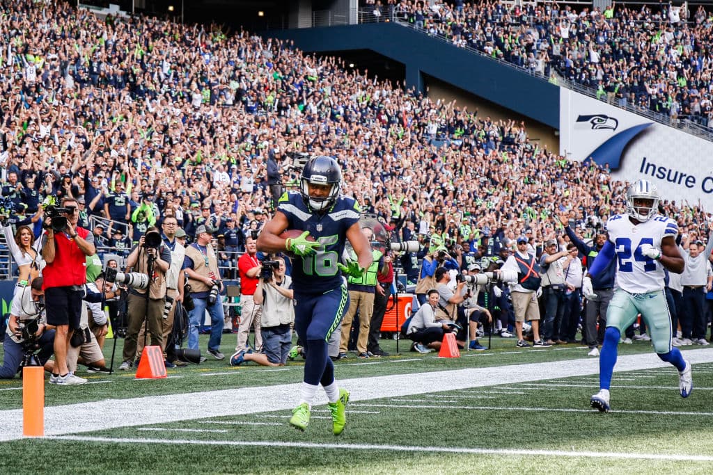 Más adelante en el segundo cuarto, Wilson se conectó con Tyler Lockett en un largo pase, de 52 yardas, que dericó en touchdown y en una ventaja para los Seahawks de 14-3 a ese punto.
