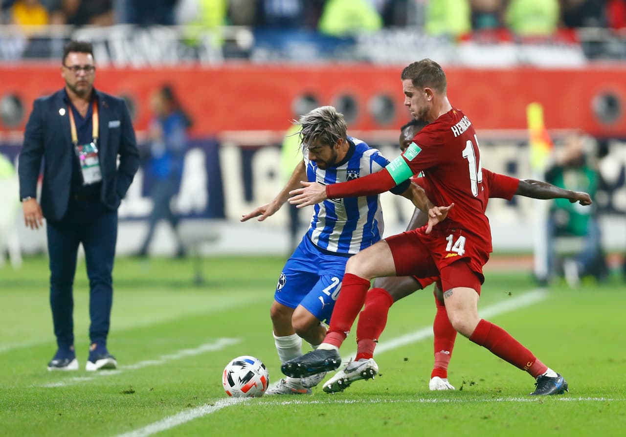 Pizarro pasa a Keita, pero Henderson le cierra el espacio y corta el ataque rayado