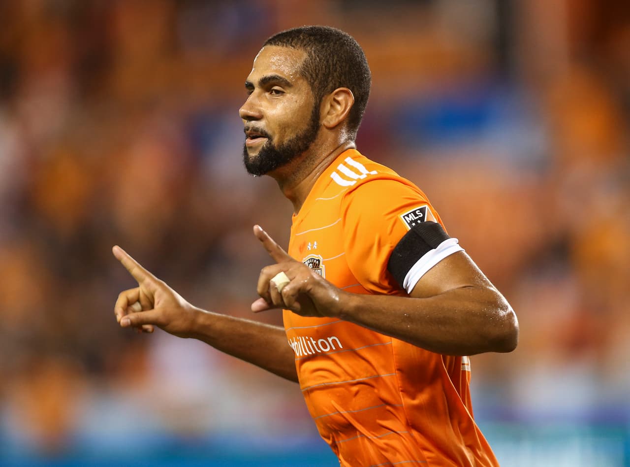 El brasileño Leonardo destaca en la defensa de un Houston Dynamo que entra a los Playoffs con un subidón moral importante. (USA Today Images)