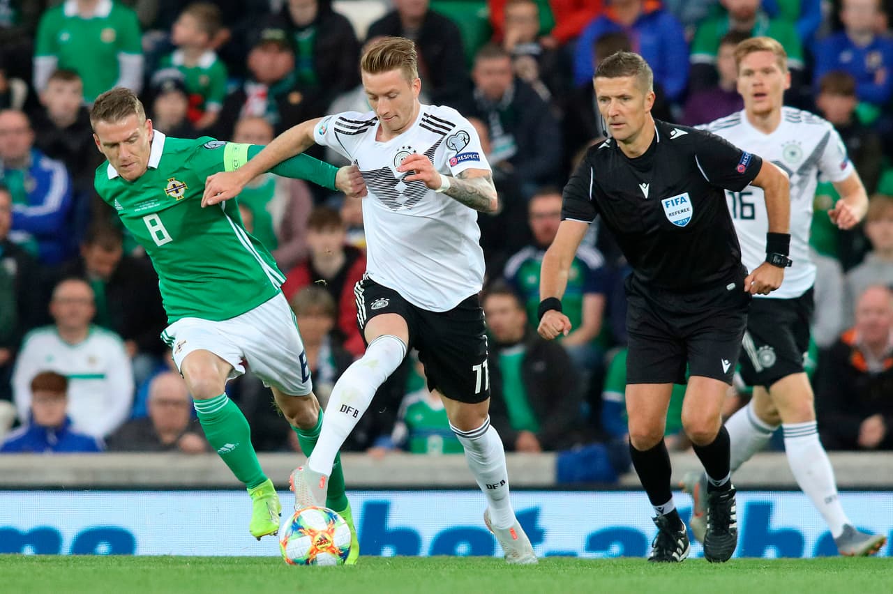 Steven Davis sufre a Marco Reus durante todo el partido.