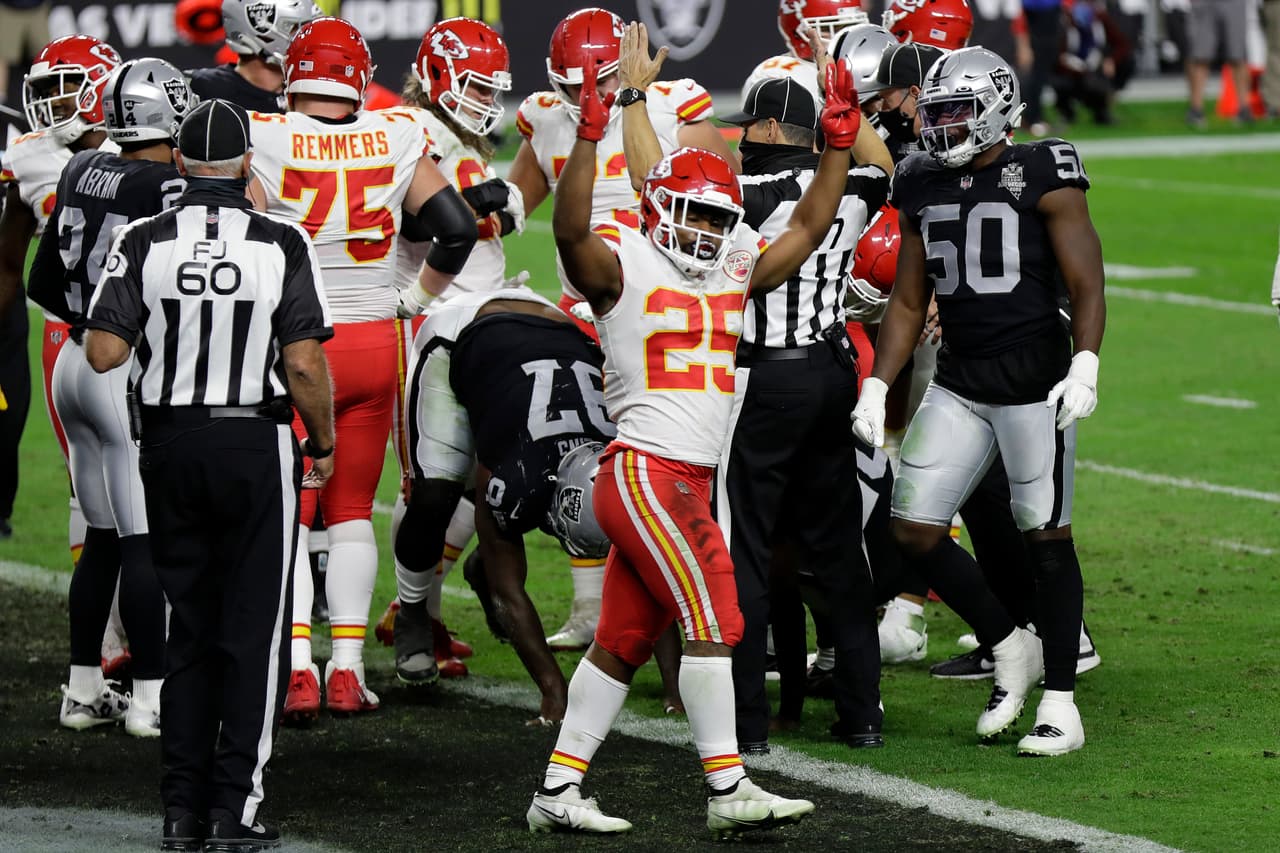 Con menos de dos minutos en el reloj, los Chiefs consiguen el touchdown de la victoria y se vengan de los Raiders al imponerse 35-31.