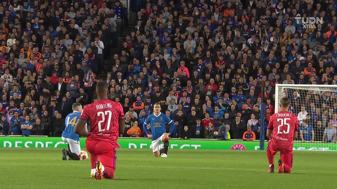 Arranca el partido y la pelota está en juego.