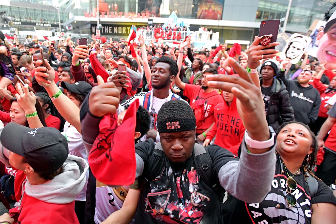 Un ambiente inmejorable el que se vivía en Toronto por el histórico arribo de sus Raptors a unas Finales de la NBA por vez primera. Dentro y fuera de Scotiabank Arena los aficionados se congregaron para estar presentes en el Juego 1 de las Finales y le aportaron mucho color a la previa del primer juego de la serie que tendrá su segunda cita el domingo próximo.