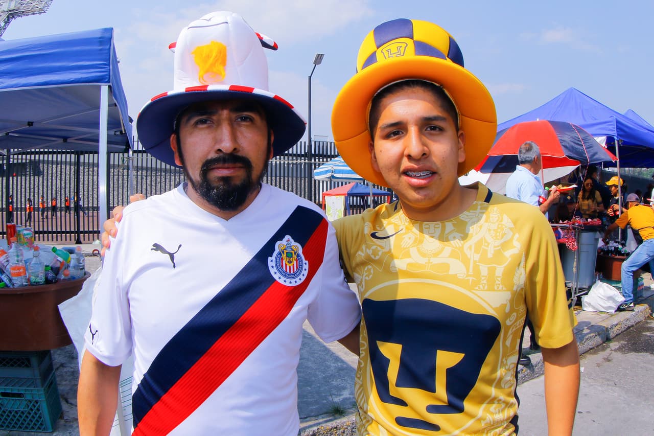 La pasión fluye entre los fanáticos de Pumas UNAM y Chivas de Guadalajara en el duelo de la Jornada 12 en el estadio Olímpico Universitario por el Clausura 2019 de la Liga MX.