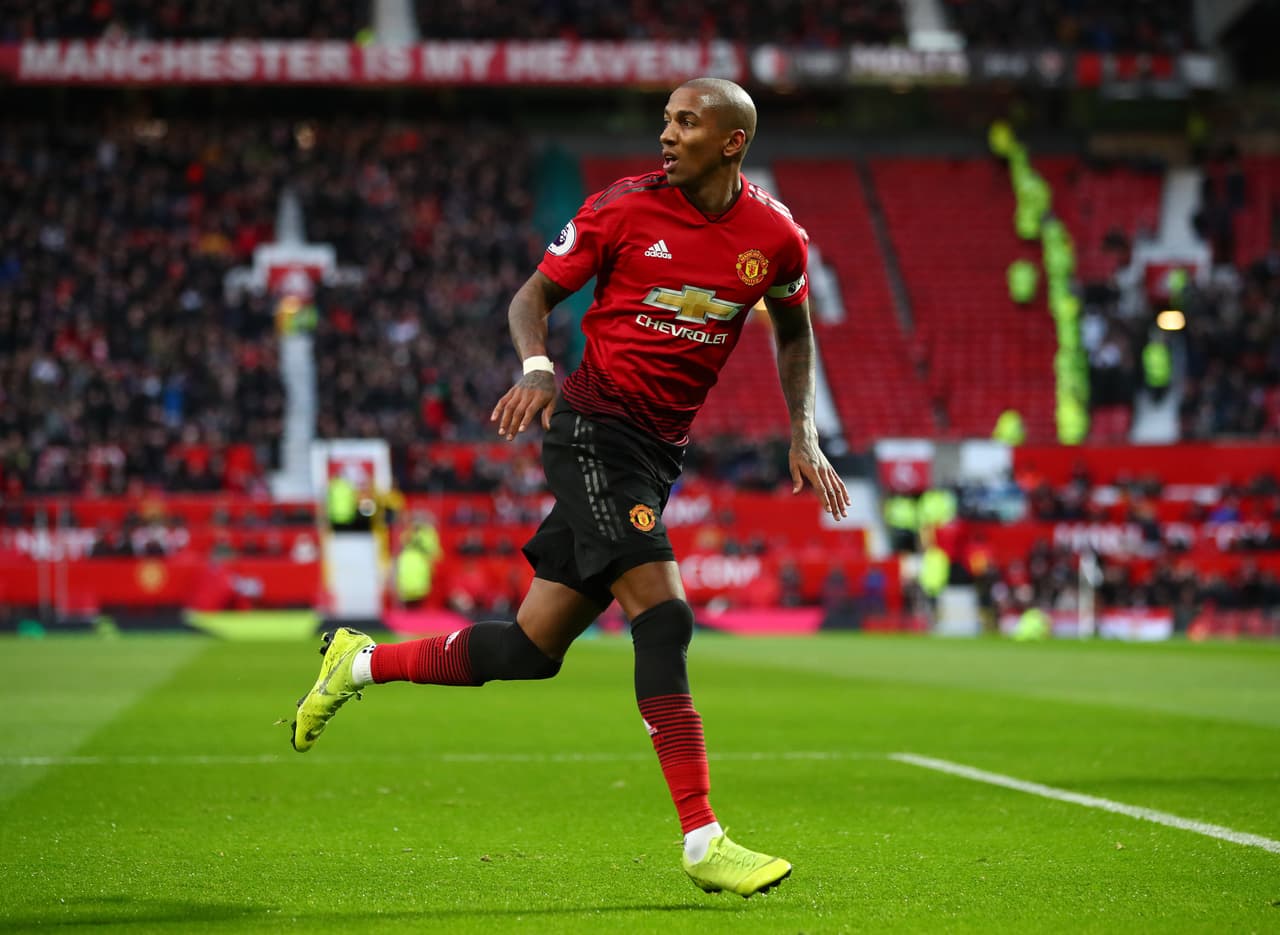 Ashley Young aseguró que espera una extensión de contrato con Manchester United, pues a pesar de sus 34 años aún tiene hambre de títulos en Old Trafford.