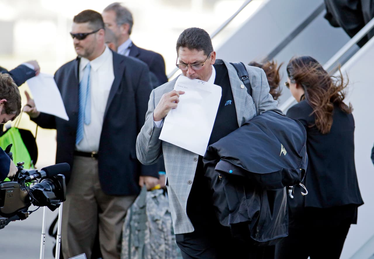 Carolina Panthers campeones de la Conferencia Nacional llegaron al Aeropuerto Internacional de San Jose para jugar el próximo domingo el Super Bowl 50.