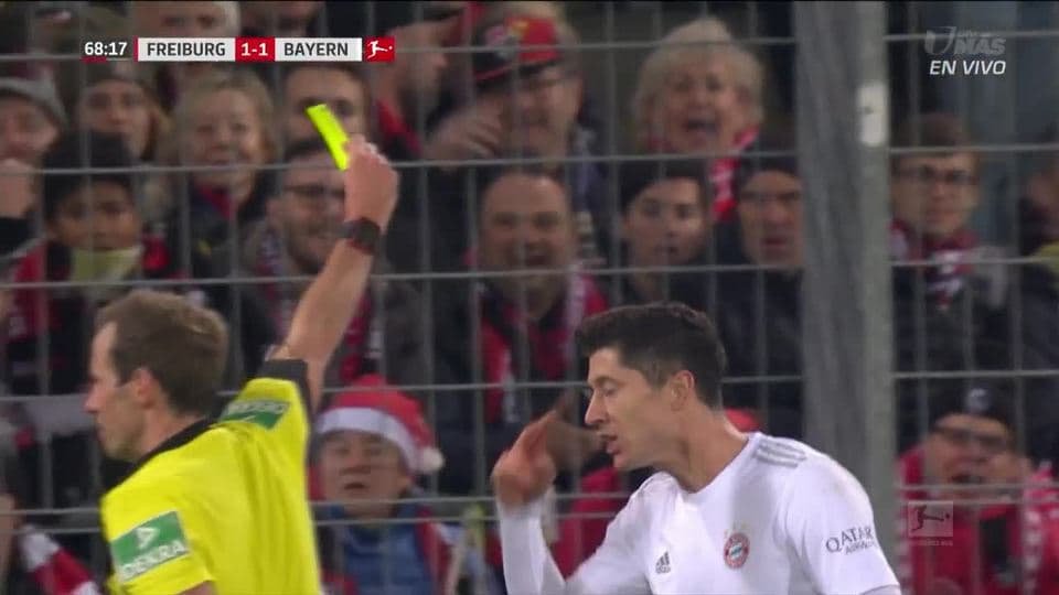 Tarjeta amarilla. El árbitro amonesta a Robert Lewandowski de FC Bayern München