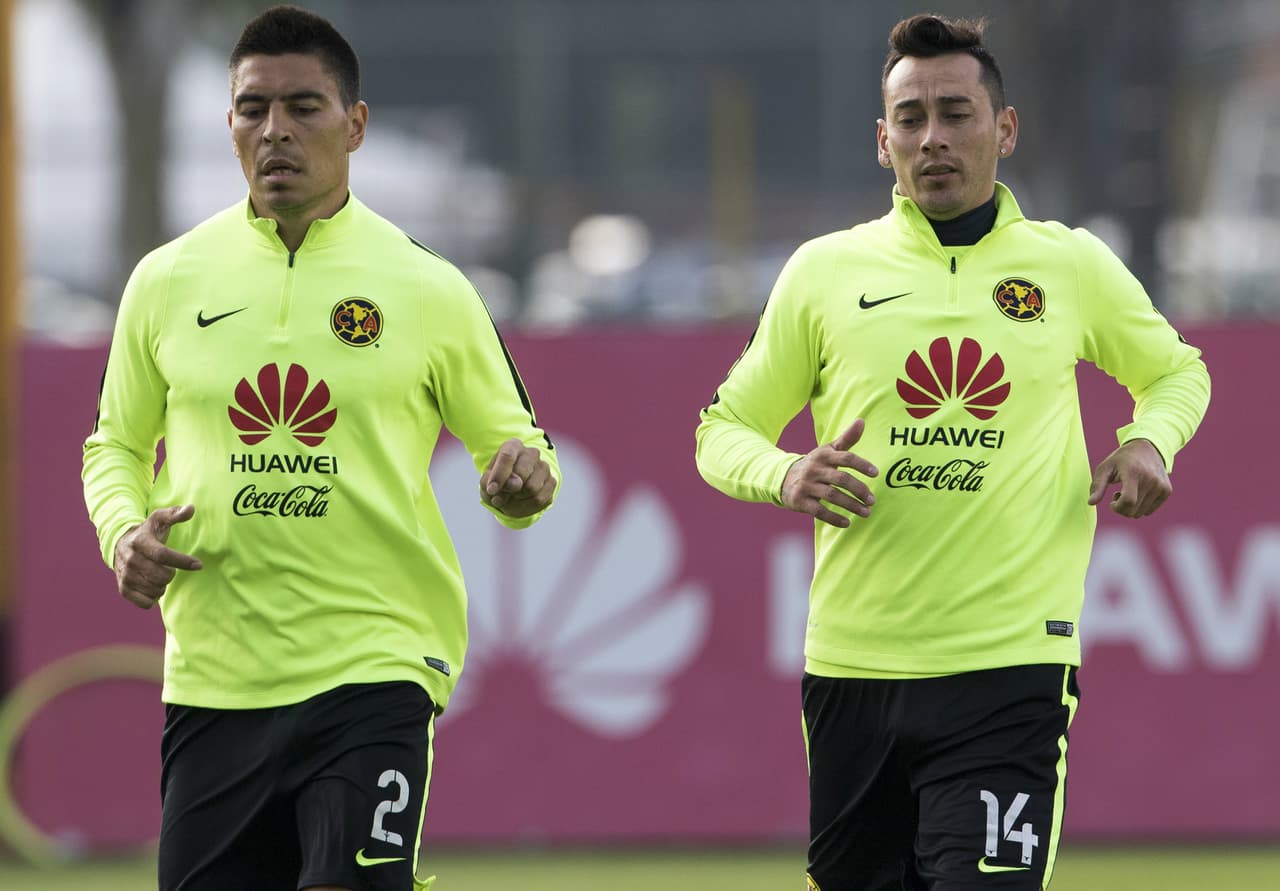 Paolo Goltz y Rubens Sambueza tienen una tarjeta amarilla.