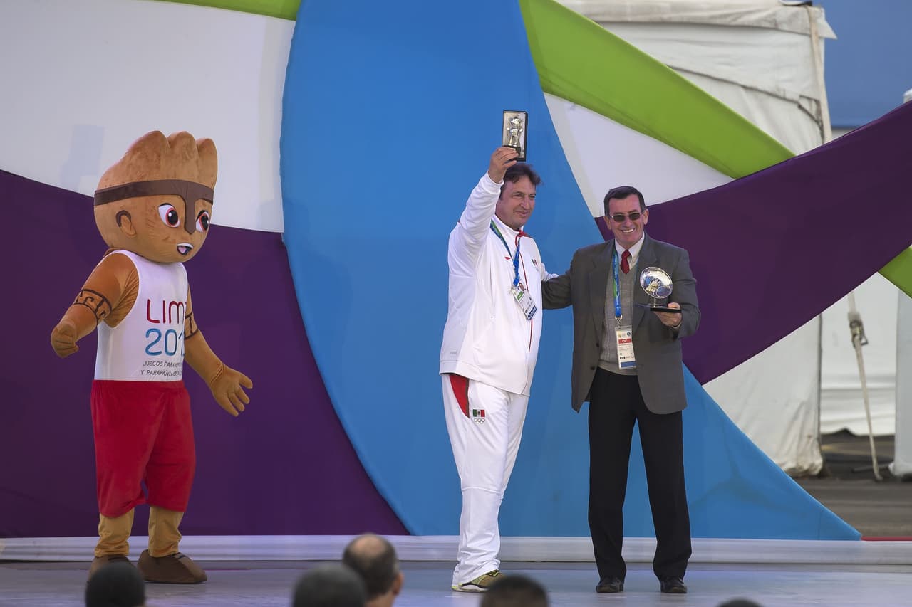 Mario García de la Torre, el jefe de la delegación mexicana, recibió un reconocimiento a nombre de la misión