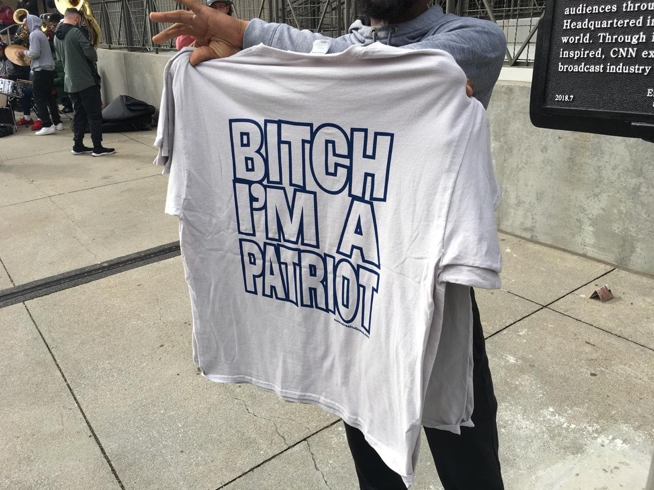 Playeras de todos los gustos a la venta en las afueras del Mercedes-Benz Stadium.