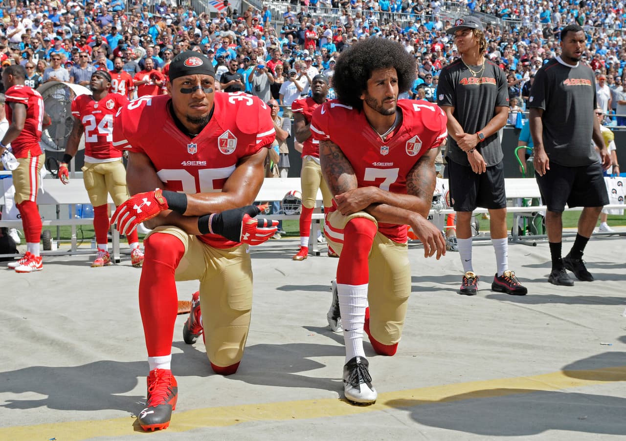 - En el caso de la NFL, recordando a Colin Kaepernick, quien destacó por su protesta contra el maltrato a la gente de raza negra por parte de las autoridades, es parte de lo que hoy vuelve a llamar la atención debido al fallecimiento de George Floyd.
<br>- En cuanto a su nivel deportivo, fue un quarterback que tuvo la oportunidad por habilidad y por su carácter, aunque su carrera no terminó como merecía.