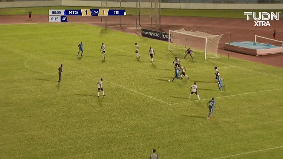 ¡CERCA!. Johnny Marajo disparó que se estrella en el poste.