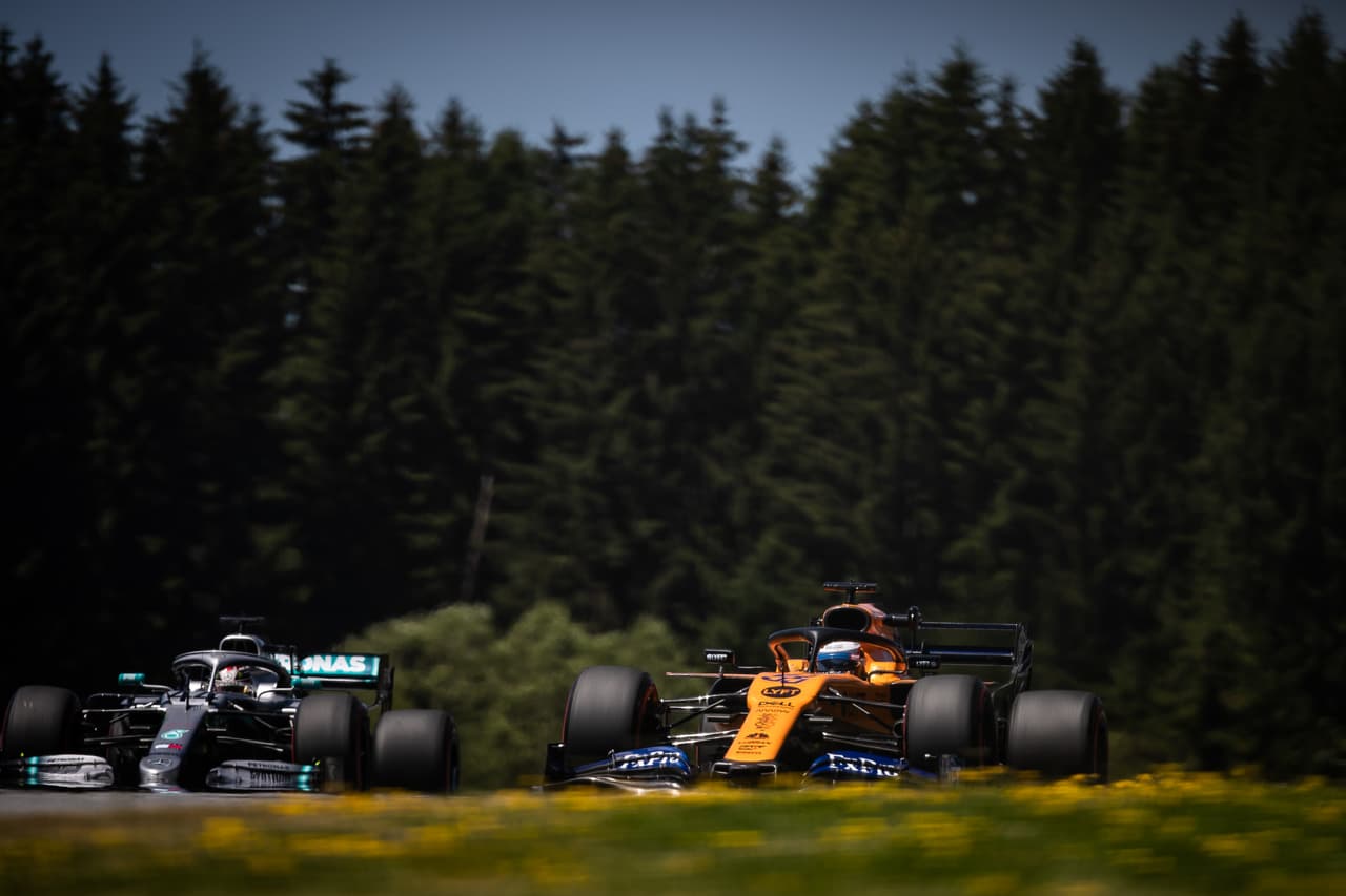 Este viernes los motores se prendieron en el Red Bull Ring, en Spielberg, para dar inicio al Gran Premio de Austria con las primeras dos sesiones libres. Charles Leclerc y Lewis Hamilton fueron los dos más rápidos en una jornada accidentada en la que Max Vertsappen, Valtteri Bottas, Sebastian Vettel, Pierre Gasly, entre otros, tuvieron inconvenientes.