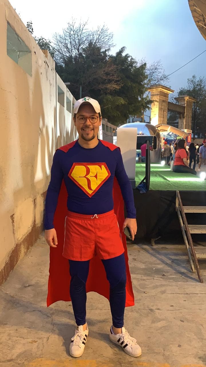 Hay de todo y para todos en las inmediaciones de la Monumental: chistorra, paella, juegos, souvenirs... ¡el ambiente es insuperable!