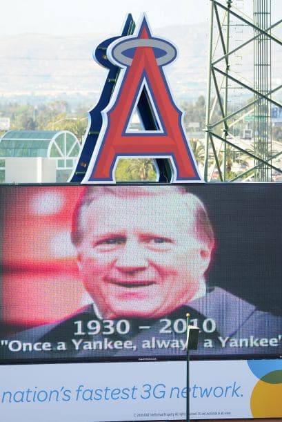 La celebración del clásico de media temporada se vistió de luto con el fallecimiento, horas antes, del propietario de los Yankees, George Steinbrenner.