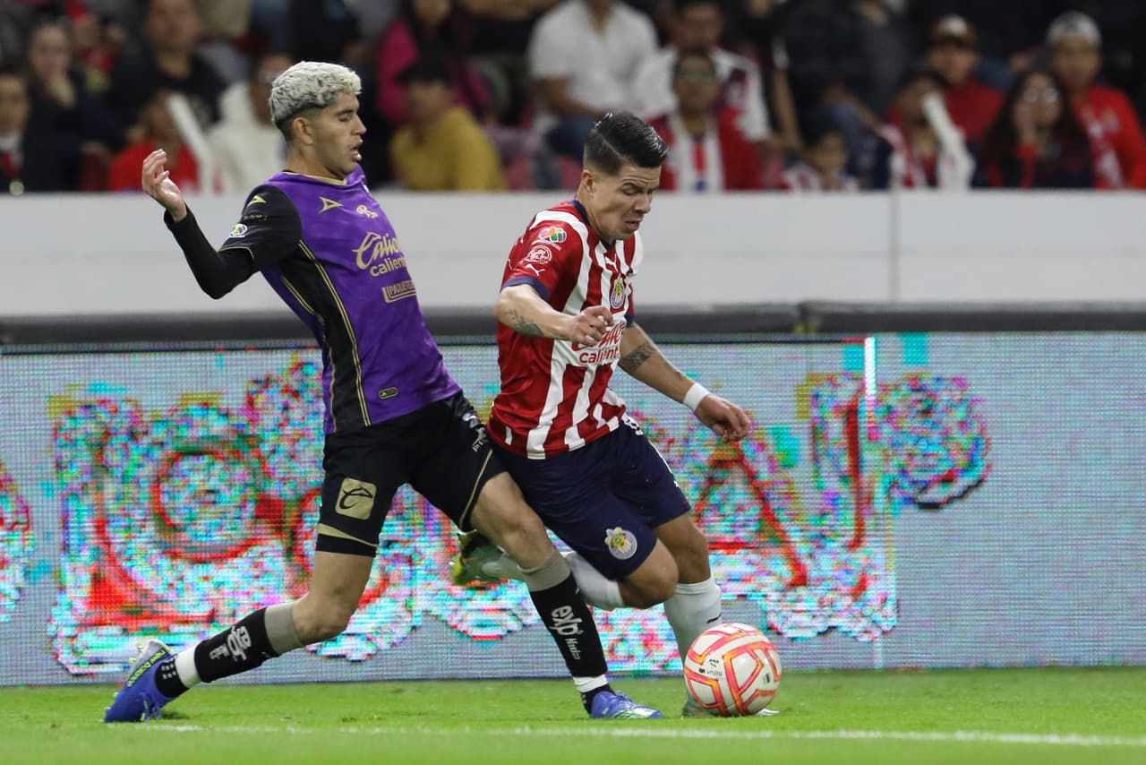 Chivas rescató la victoria ante Mazatlán en la Jornada 2 de la Copa por México 2022 con un polémico gol de Isaác Brizuela en tiempo de compensación. El 'Cone' disparó en el área, pero el balón impactó en el brazo de su compañero Luis Puente, lo que por regla debió ser anulado, pero el árbitro central lo dio por bueno.