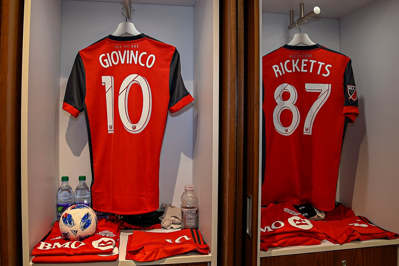 Las camisetas de Sebastian Giovinco y de Tosaint Ricketts colgadas, esperando por su propietario para ser portadas.