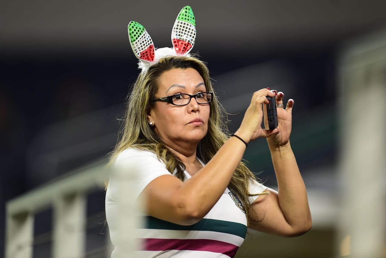 La afición mexicana, a pesar del mal clima en Dallas, se acercó al AT&T Stadium con su belleza y colorido para apoyar al Tri en el segundo partido de la Fecha FIFA, después de ganarle a Islandia en Santa Clara la semana pasada.