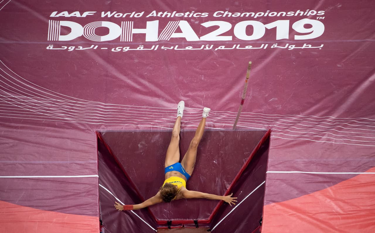 DOHA, QATAR - SEPTEMBER 29: Angelica Bengtsson of Sweden falls as she competes in the women's pole vault final during day three of 17th IAAF World Athletics Championships Doha 2019 at Khalifa International Stadium on September 29, 2019 in Doha, Qatar. (Photo by Matthias Hangst/Getty Images)