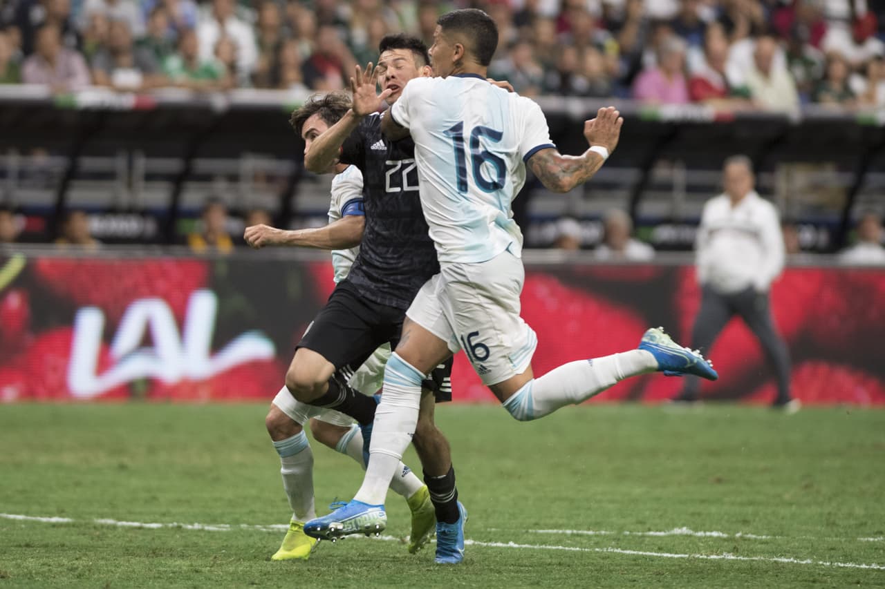 Hirving Lozano fue blanco en constantes ocasiones.