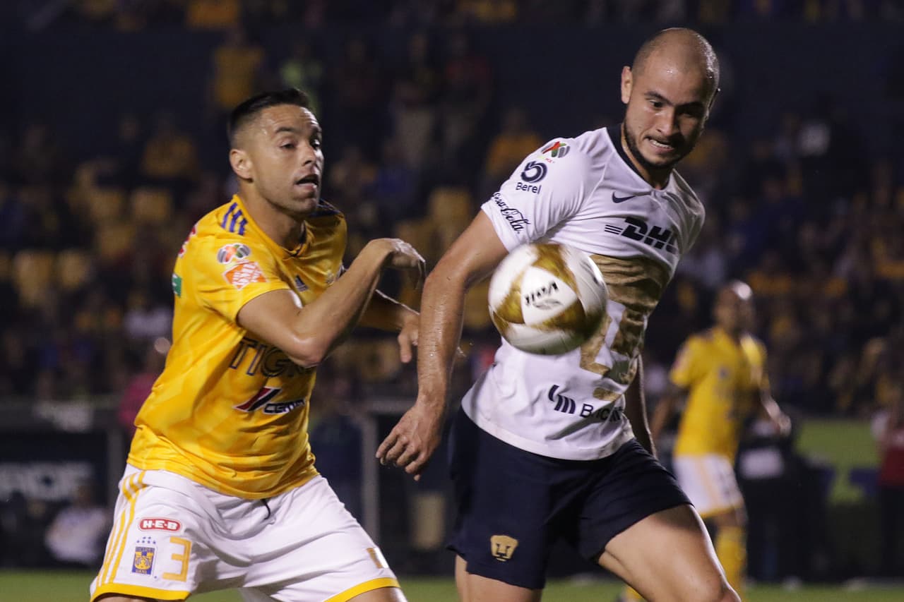 Y en un error de Tigres en su salida, desde su propia área, le abrieron la llave al cataclismo. Carlos González (der) había cortado un pase.