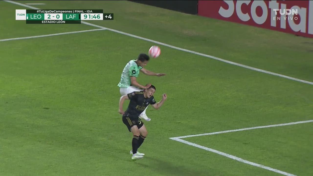 ¿Fue falta? Osvaldo Rodríguez anota el 3-0, pero el árbitro lo anula