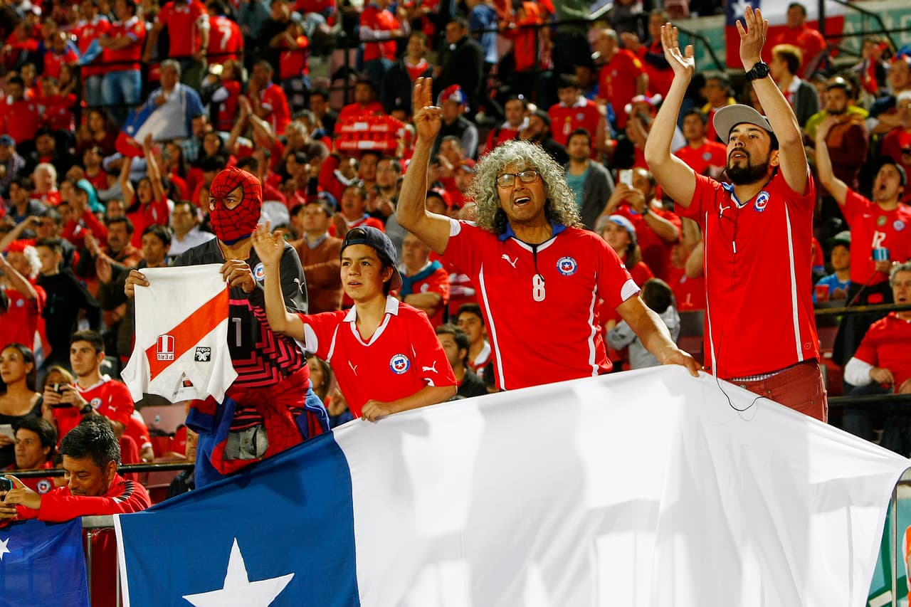 La rivalidad entre chilenos y peruanos quedó expresada en las tribunas, en un partido intenso entre ambas selecciones.