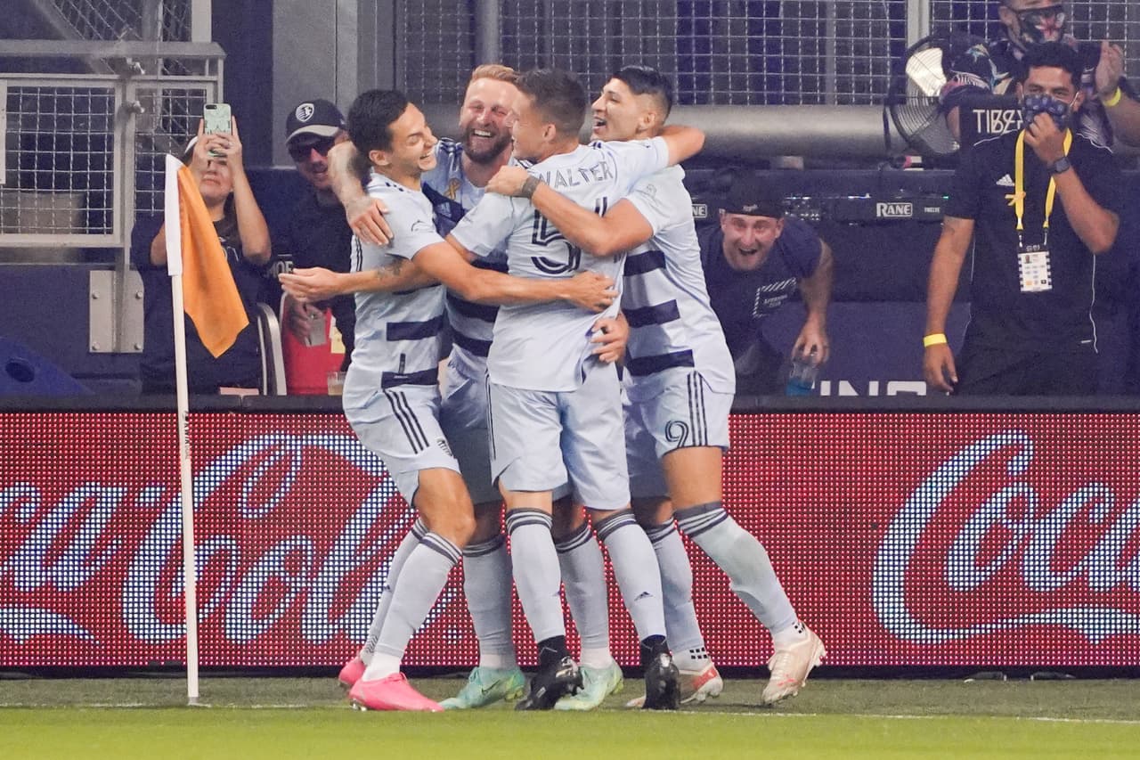 Los dos tantos del equipo local llegaron en los primeros minutos de juego.
<br>