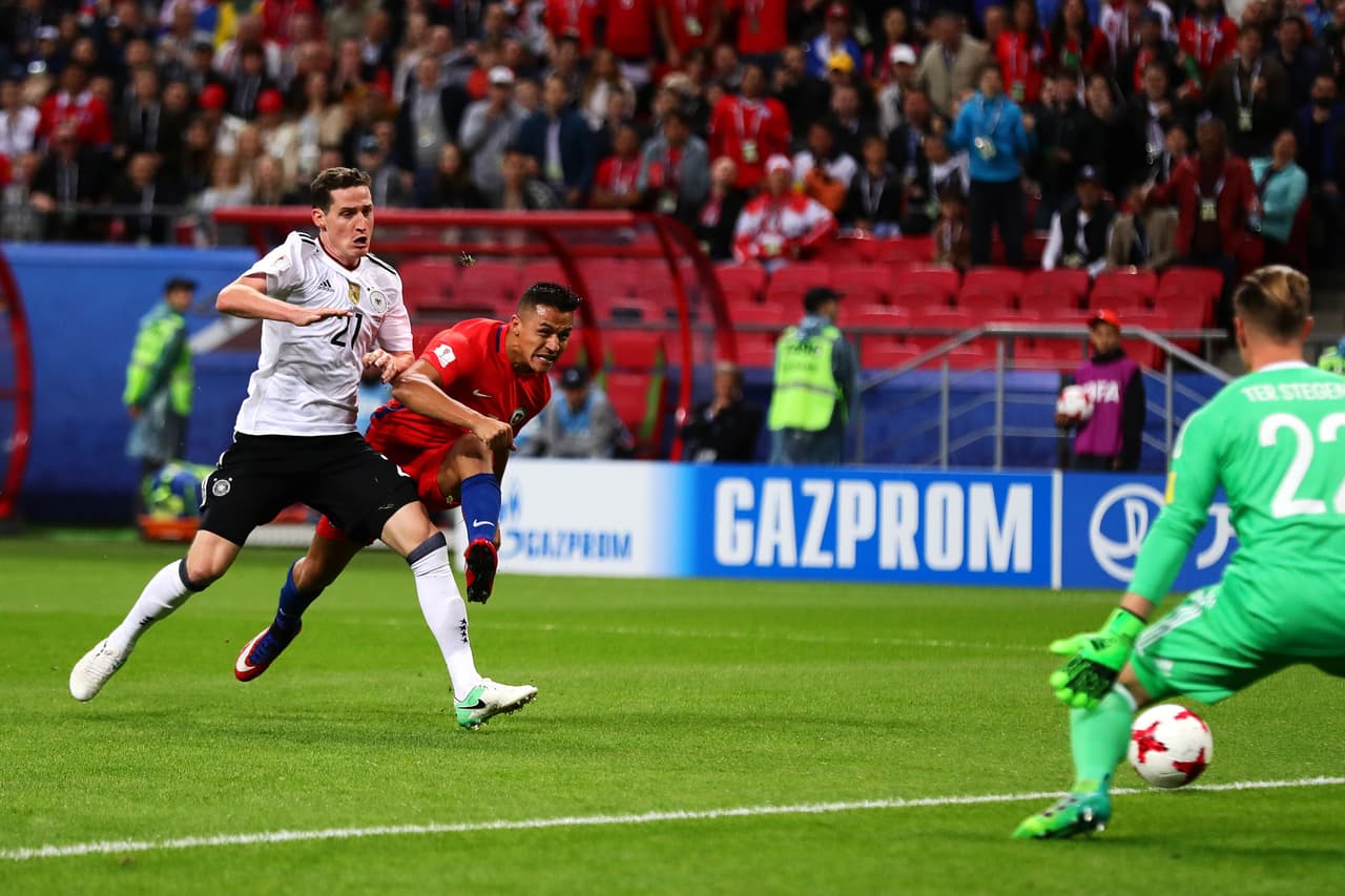 Tácticamente, el gol de Stindl fue una copia del 1-0 de Chile a Alemania en la fase grupal, anotado por Alexis Sánchez. Acá el presionado fue Sebastian Rudy.