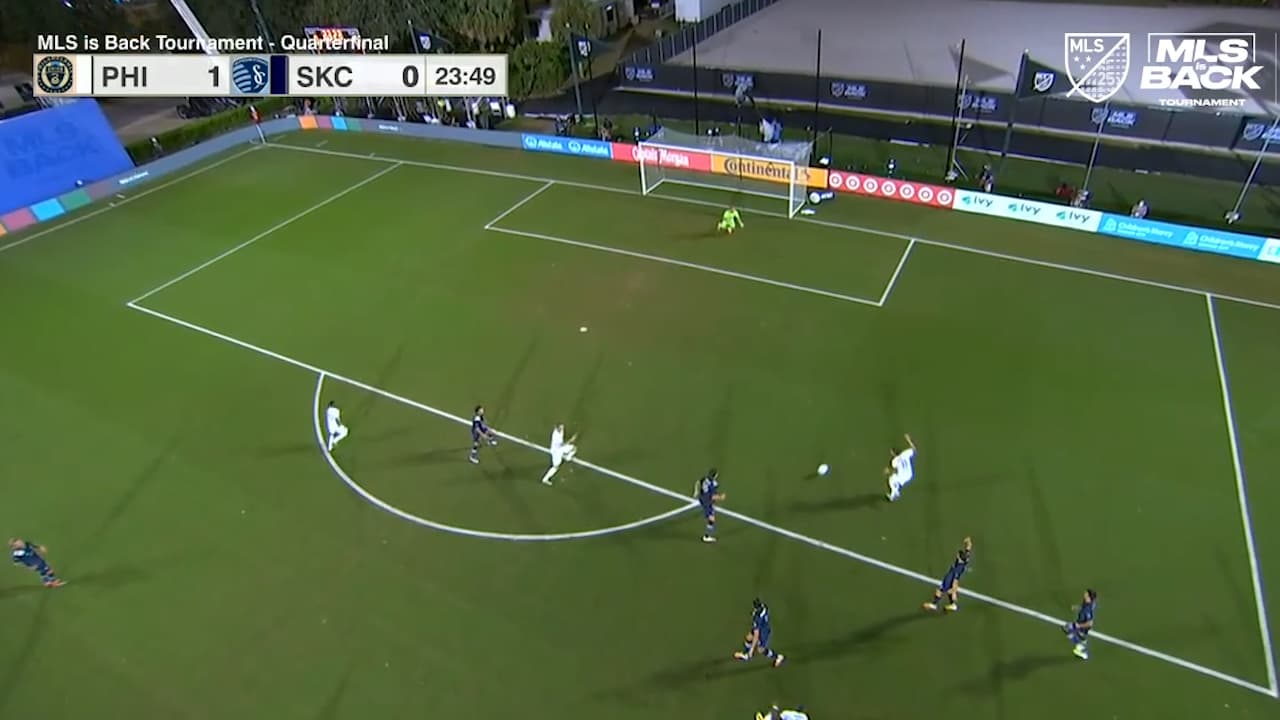 ¡Jugada de billar! Jamiro Monteiro la embuchaca en la portería y abre el marcador