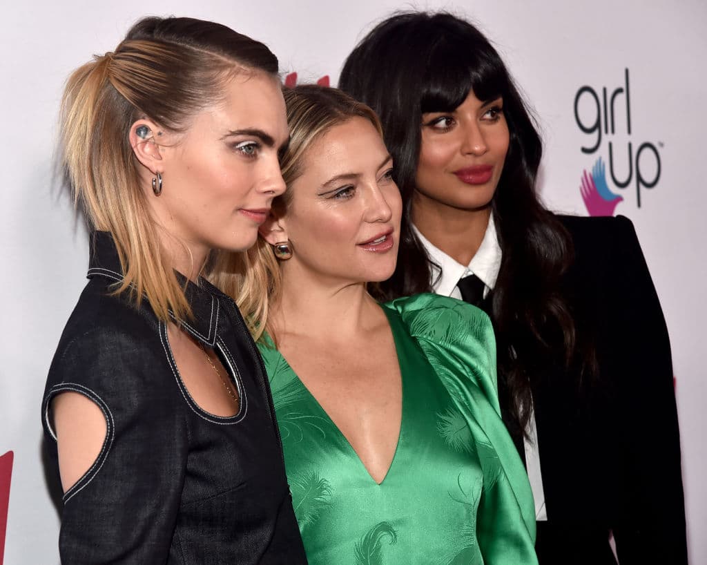 Un post en Instagram de ambas besándose bajo la leyenda #PRIDE, con referencia a su relación.