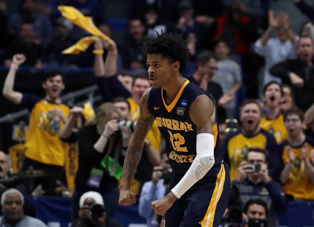 <b>Murray State (12) 83-64 Marquette (5)</b>. Aquí en pleno festejo Ja Morant (12) de los Runners en el festejo de una canasta ante los Golden Eagles de Marquette, equipo al que eliminan del torneo gracias a un triple doble (17 pts, 16 ast, 11 reb), apenas el noveno en la historia del torneo.