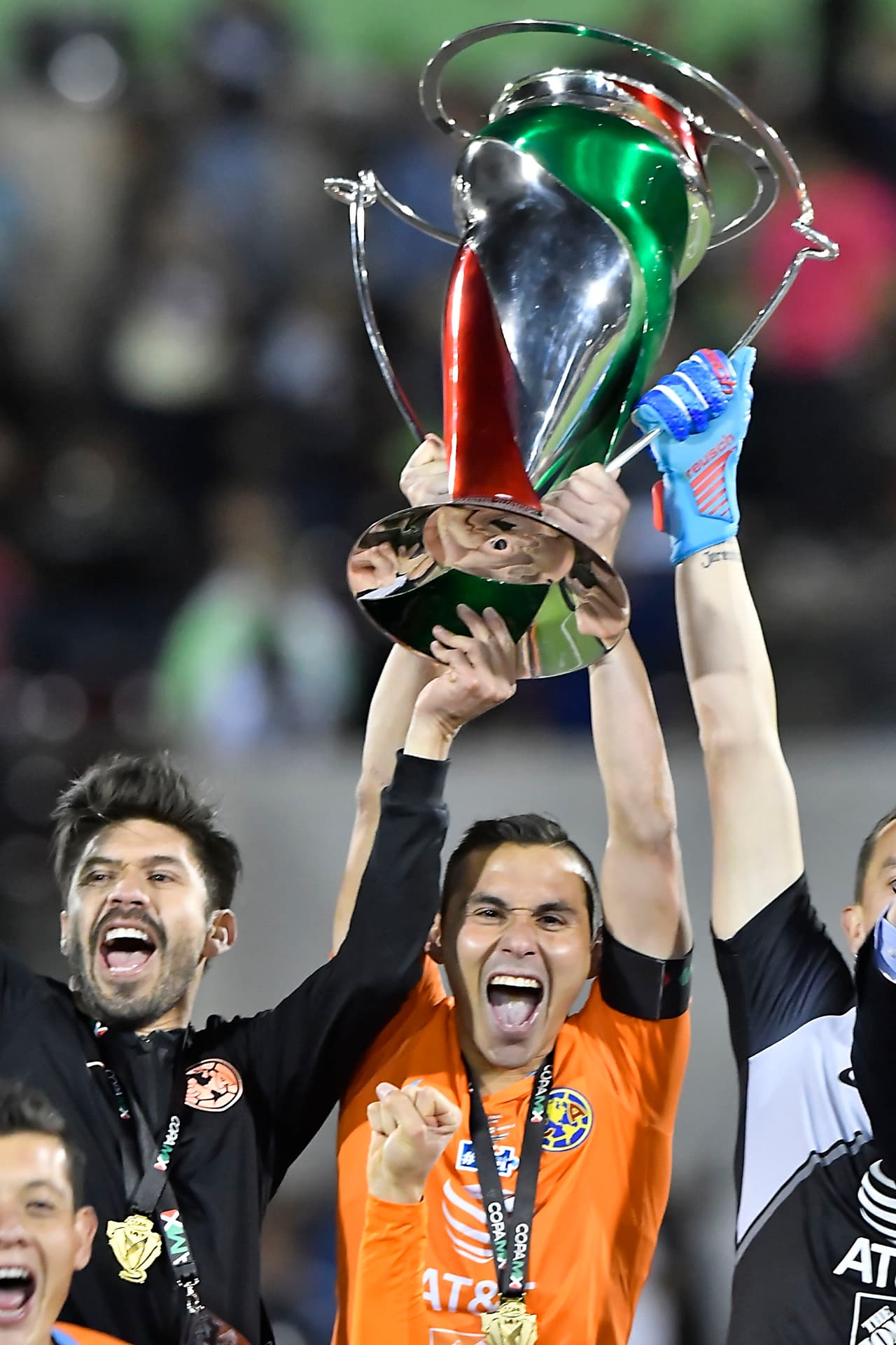 Así festejaron los integrantes de las Águilas del América y su cuerpo técnico luego de conquistar la Copa MX. Fue un festejo efusivo porque gana el torneo 45 años después.