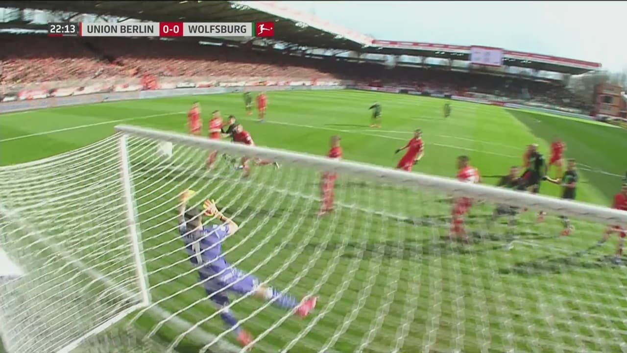¡Impasable! Gikiewicz evita en un par de ocasiones el gol del Wolfsburg