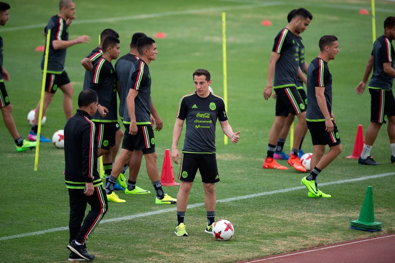 Guardado comenzó sus trabajos como uno más del grupo, aunque cargaba con molestias.