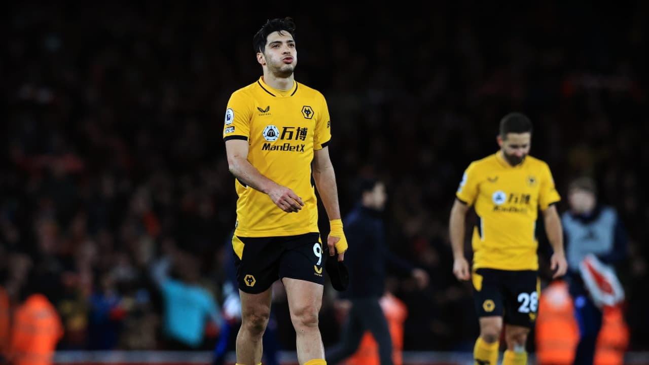 DT de Wolves pierde paciencia y manda a Raúl Jiménez a la banca