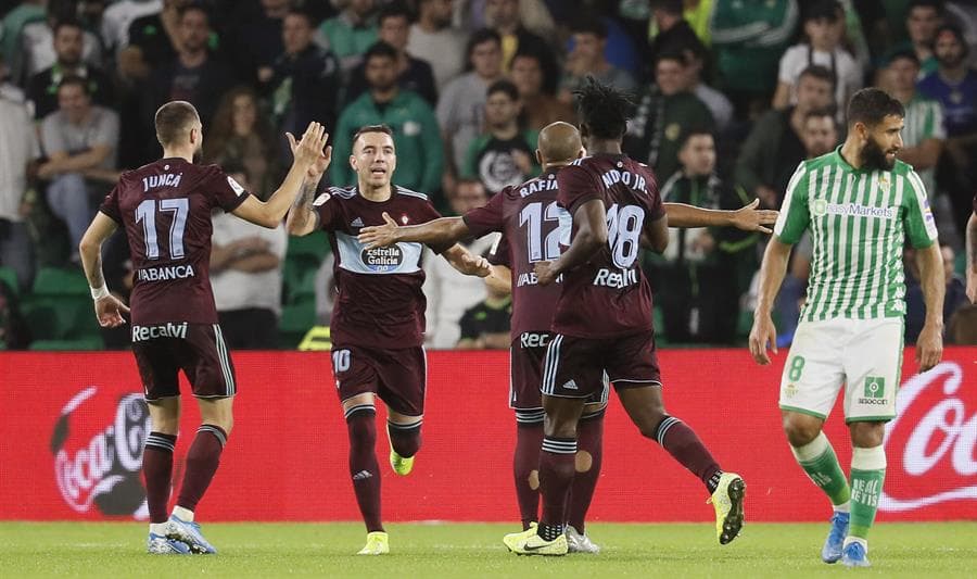 Los jugadores del Celta de Vigo celebran el empate tras el gol de Iago Aspas.