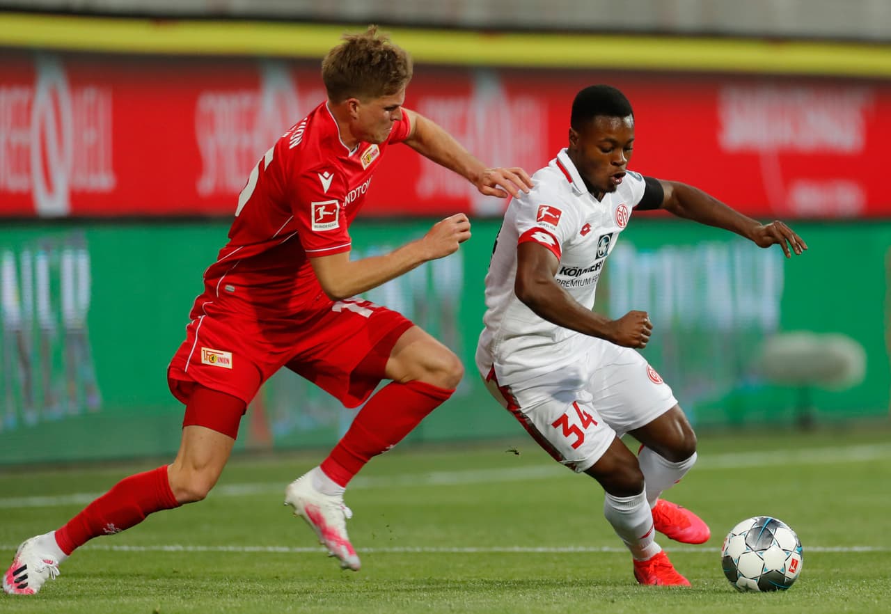 El delantero alemán Marius Buelter, trata de robar el balón realizando una presión alta.